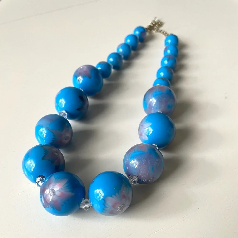 Vintage/style chunky graduated blue floral lucite? beaded necklace